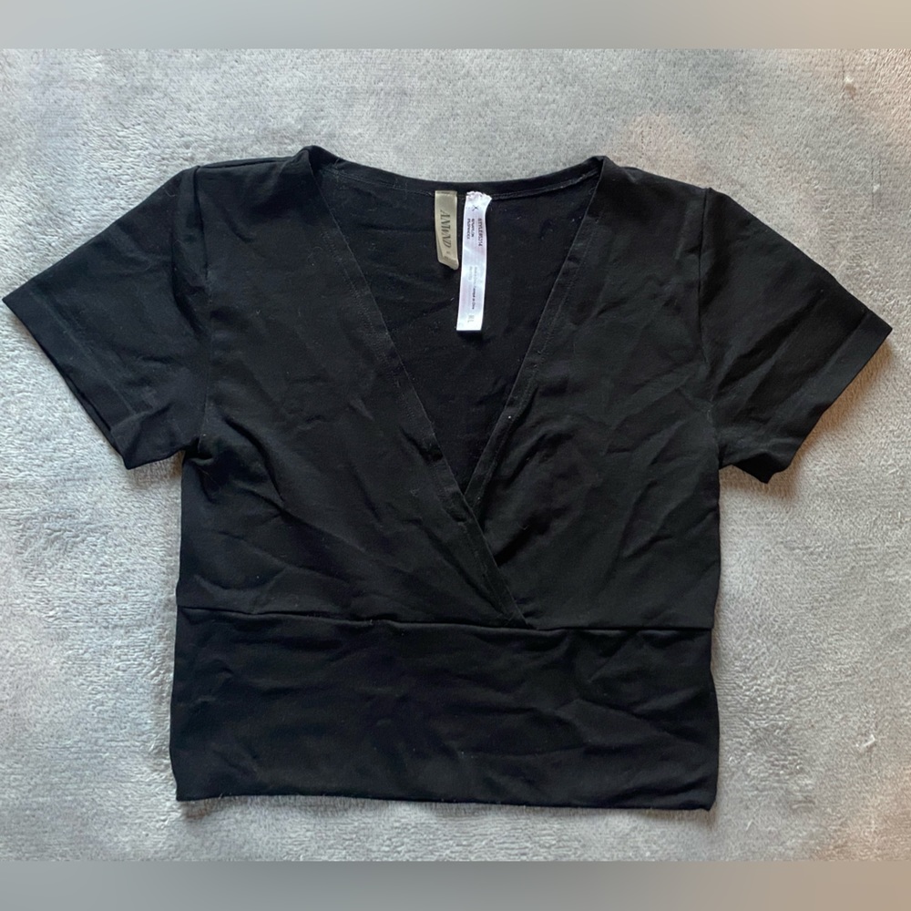 Comfy Black Stretchy V-neck T-Shirt - ANWND - Size M/L